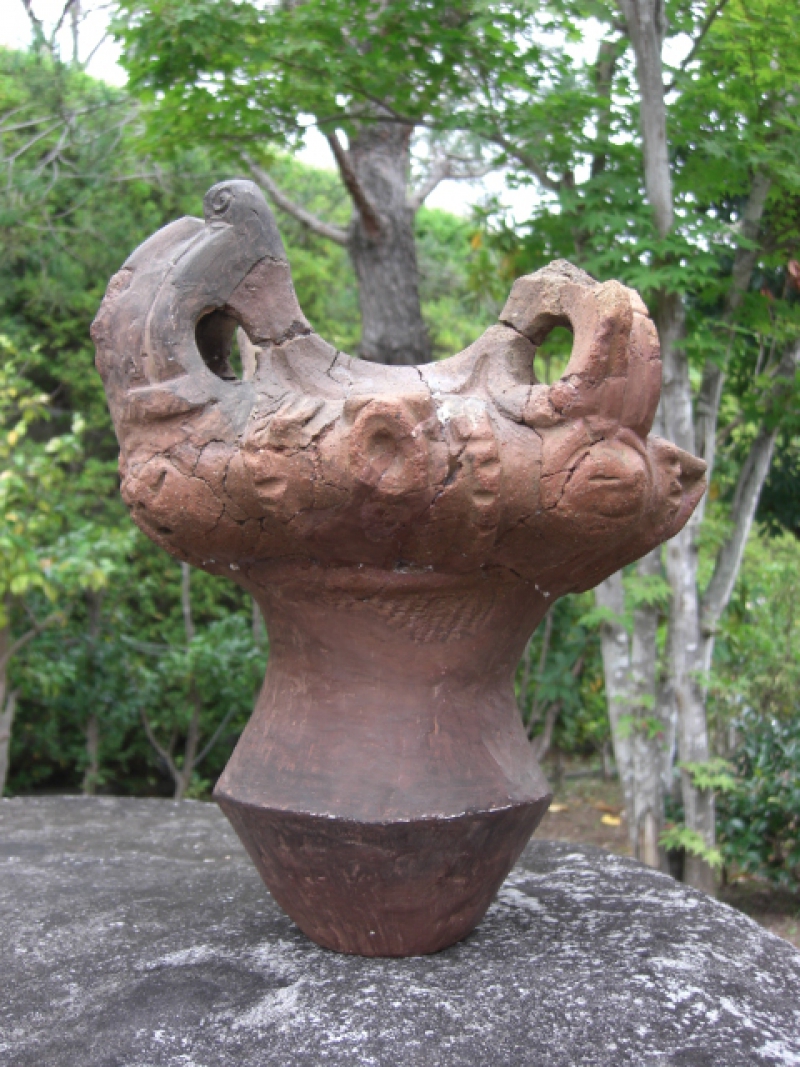Grand bol en poterie décoré de visage humain